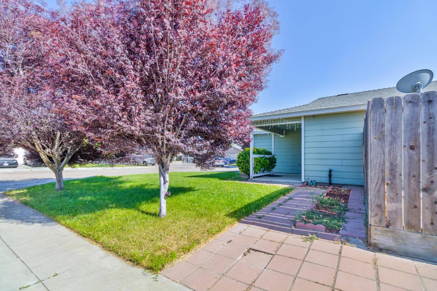 2584 S Roughrider Ave, Fresno, CA 93725