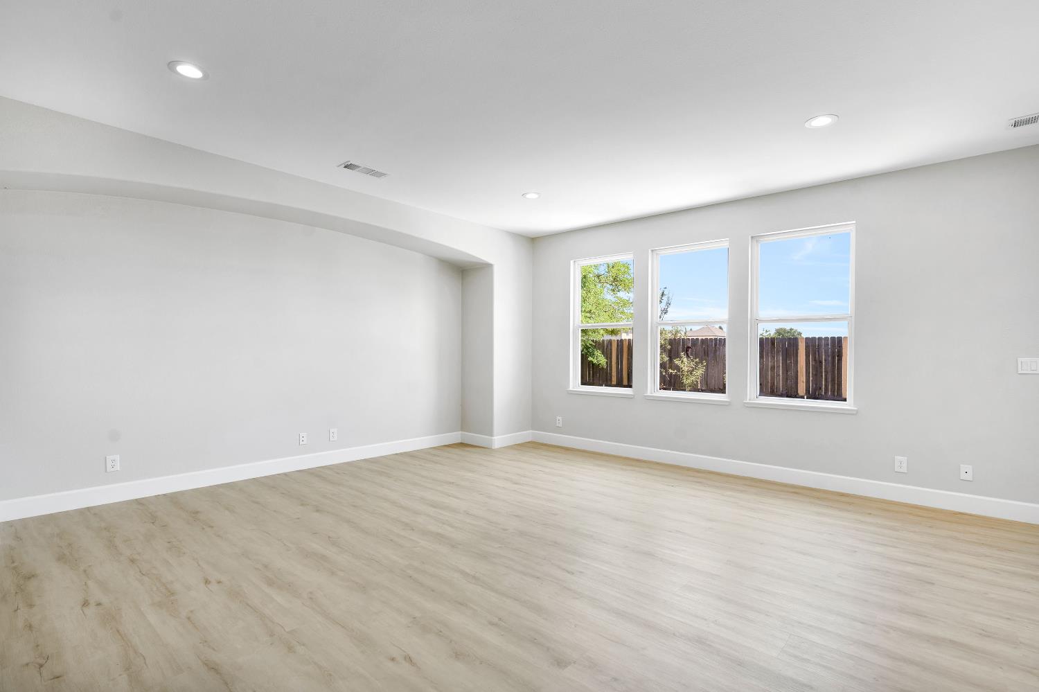 2090 N Delbert Ave, Fresno, CA 93722
