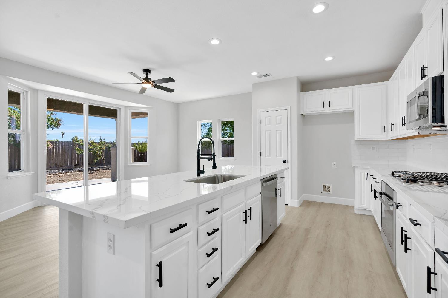2090 N Delbert Ave, Fresno, CA 93722