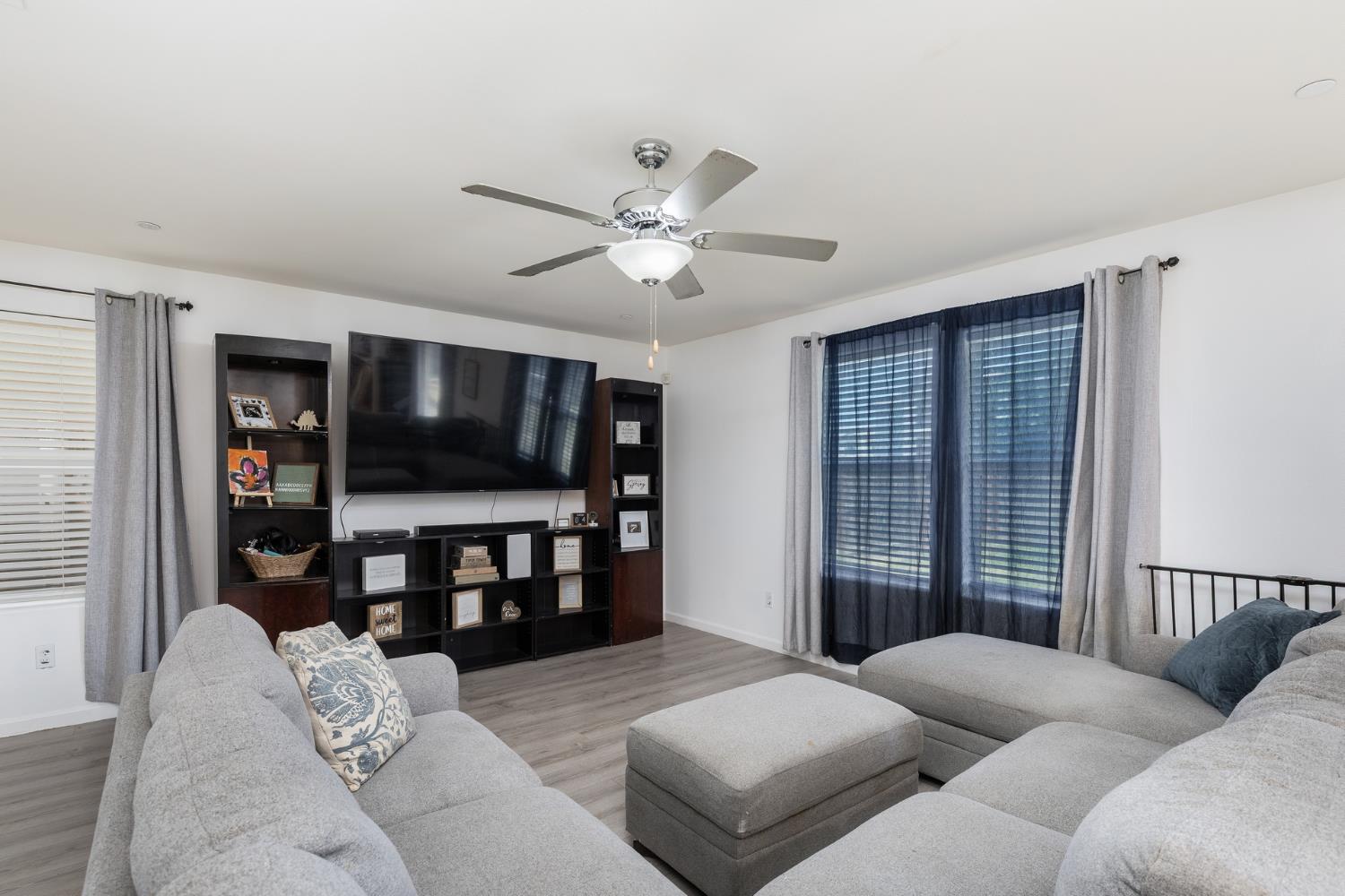 332 E Porter Ave, Visalia, CA 93291