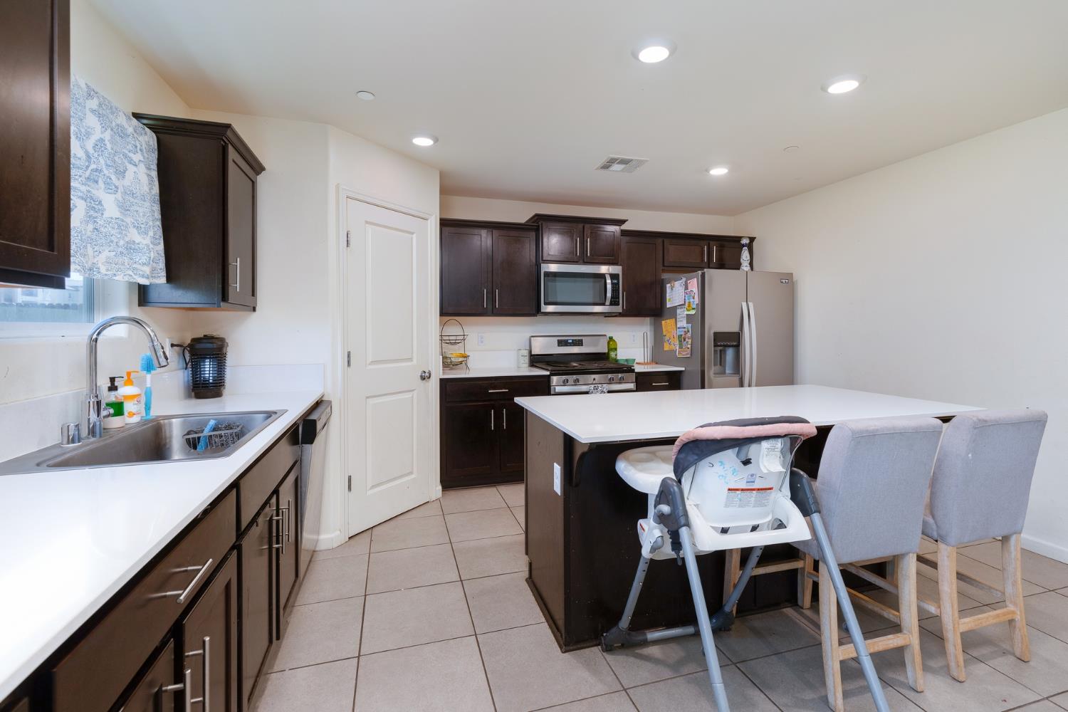 332 E Porter Ave, Visalia, CA 93291