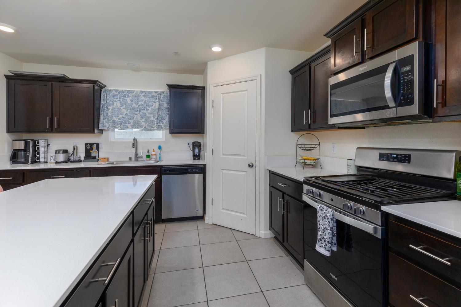 332 E Porter Ave, Visalia, CA 93291