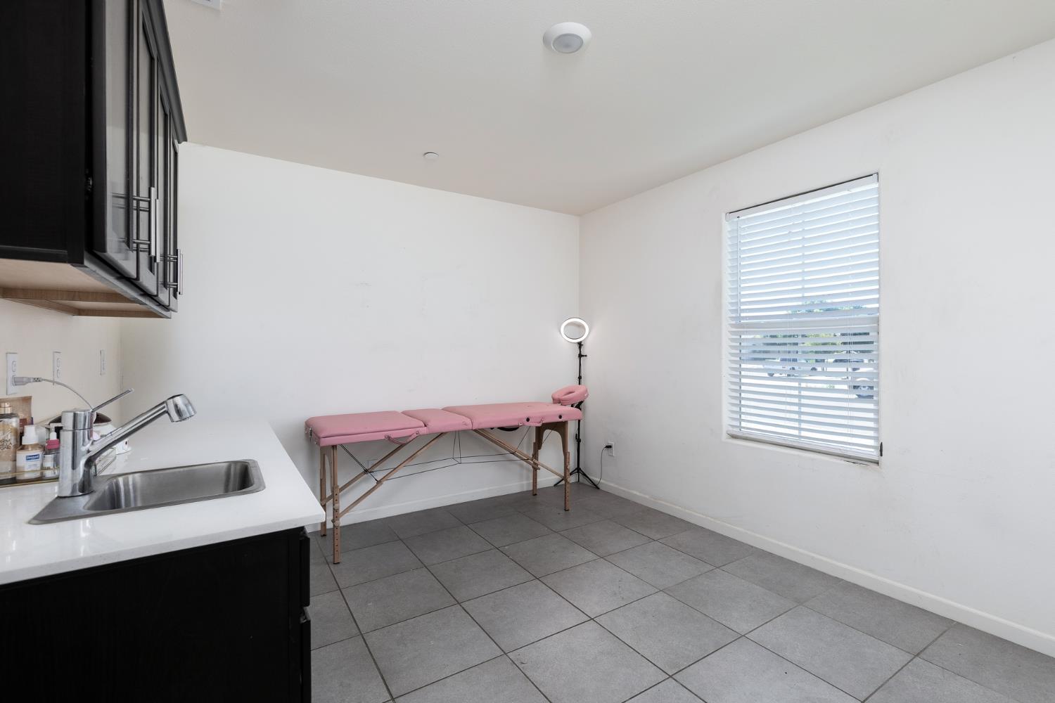 332 E Porter Ave, Visalia, CA 93291