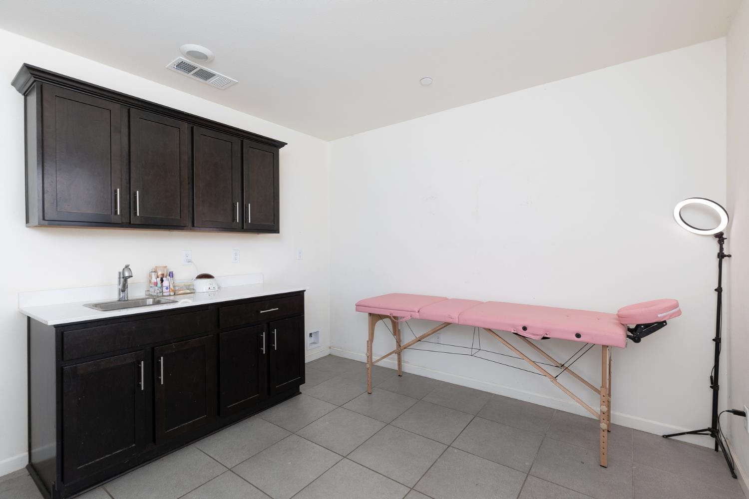 332 E Porter Ave, Visalia, CA 93291
