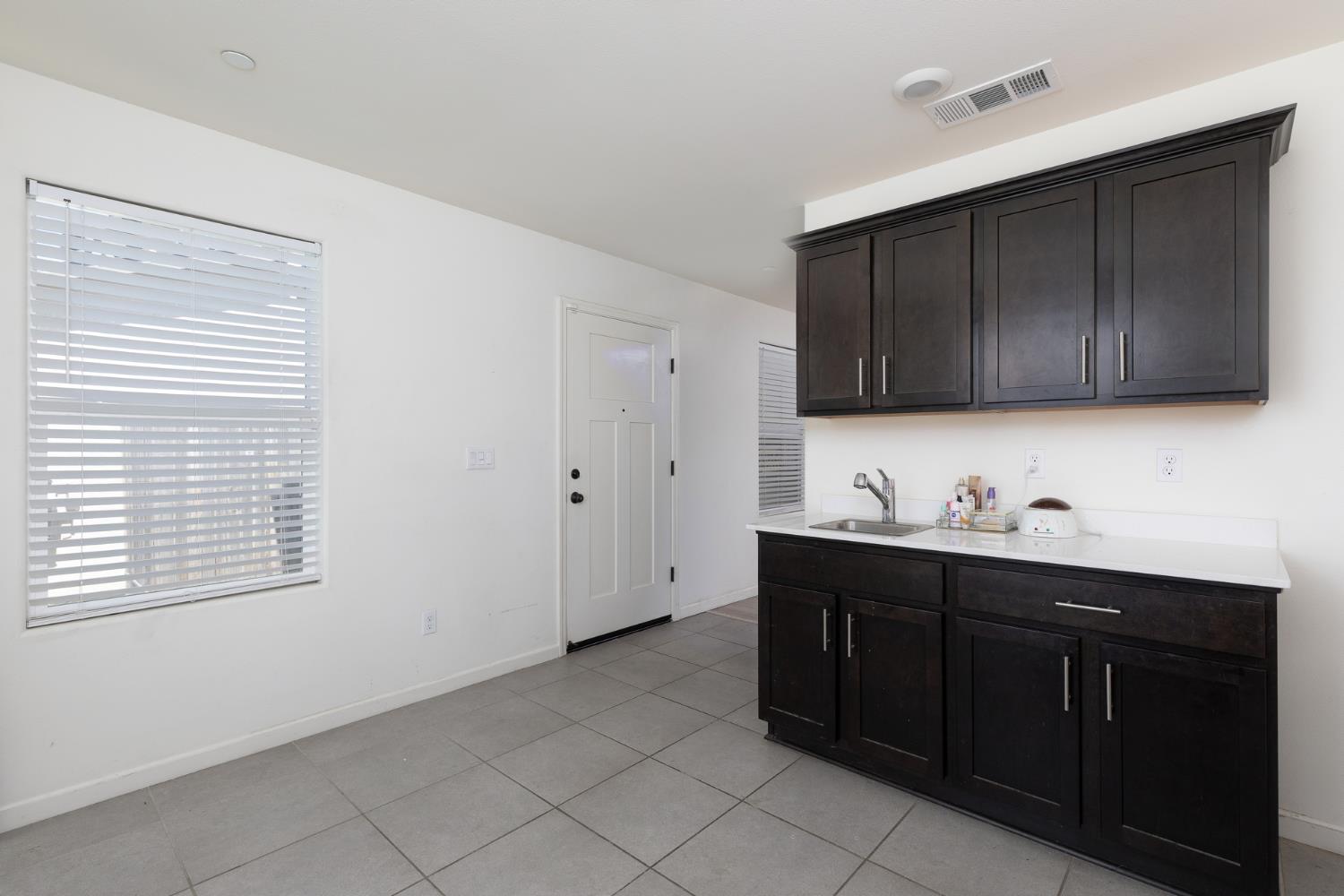 332 E Porter Ave, Visalia, CA 93291