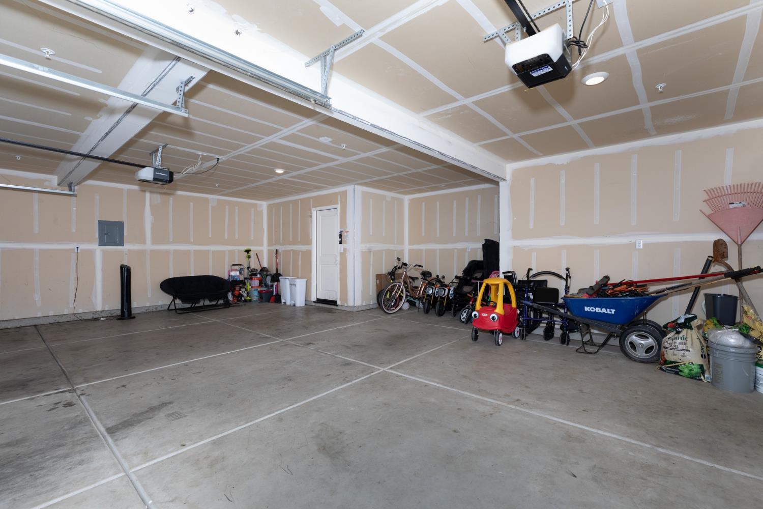 332 E Porter Ave, Visalia, CA 93291