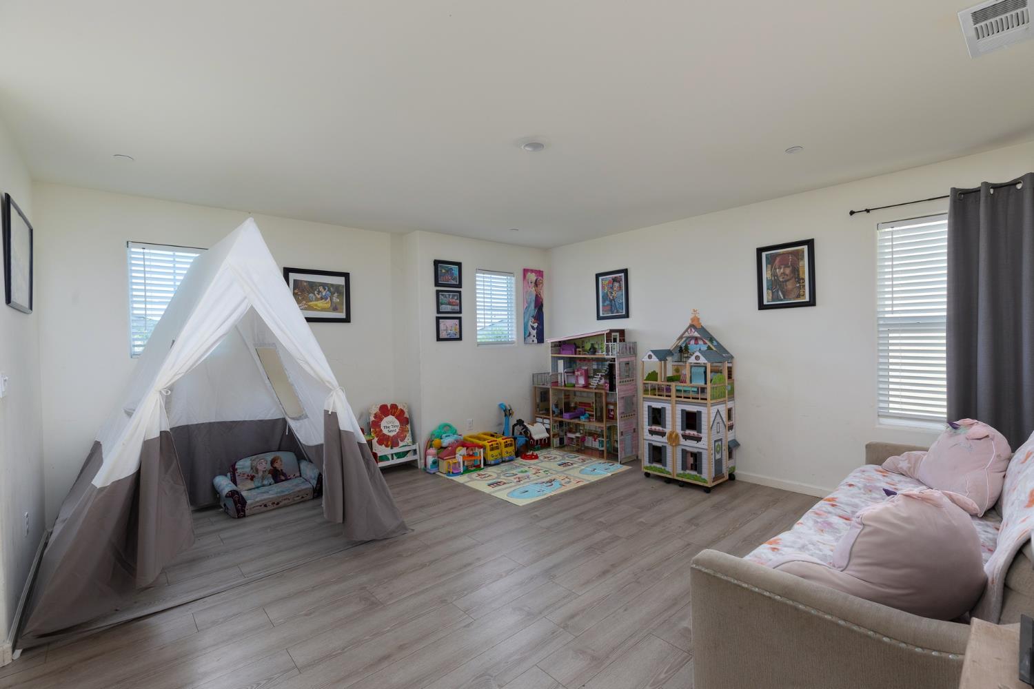 332 E Porter Ave, Visalia, CA 93291