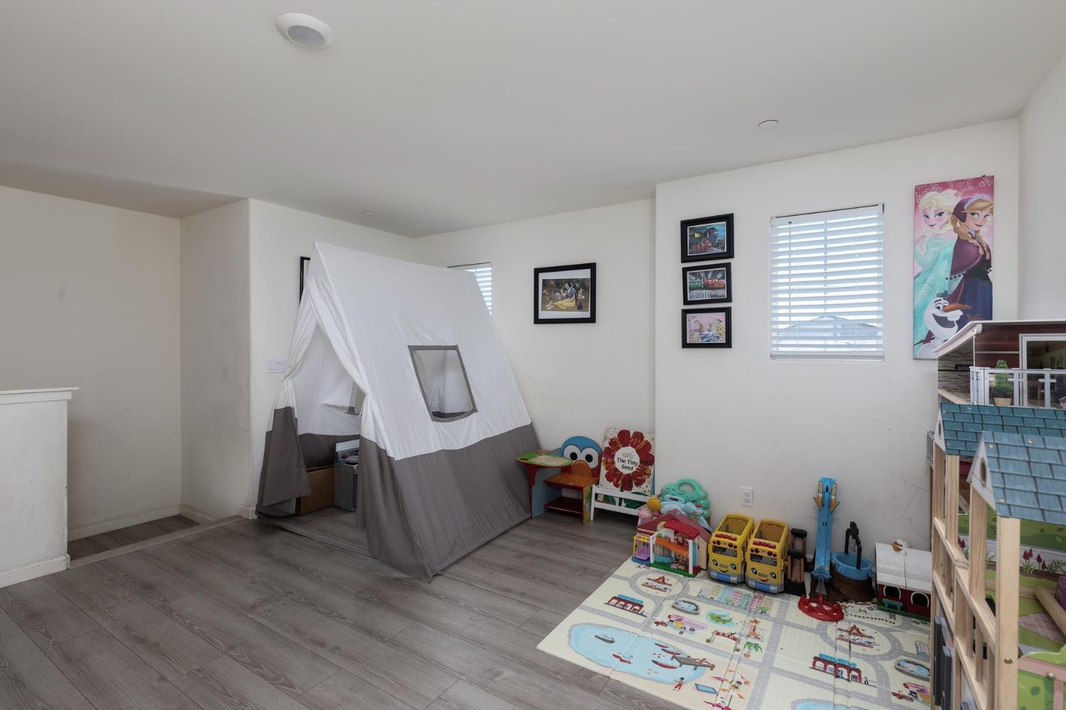 332 E Porter Ave, Visalia, CA 93291