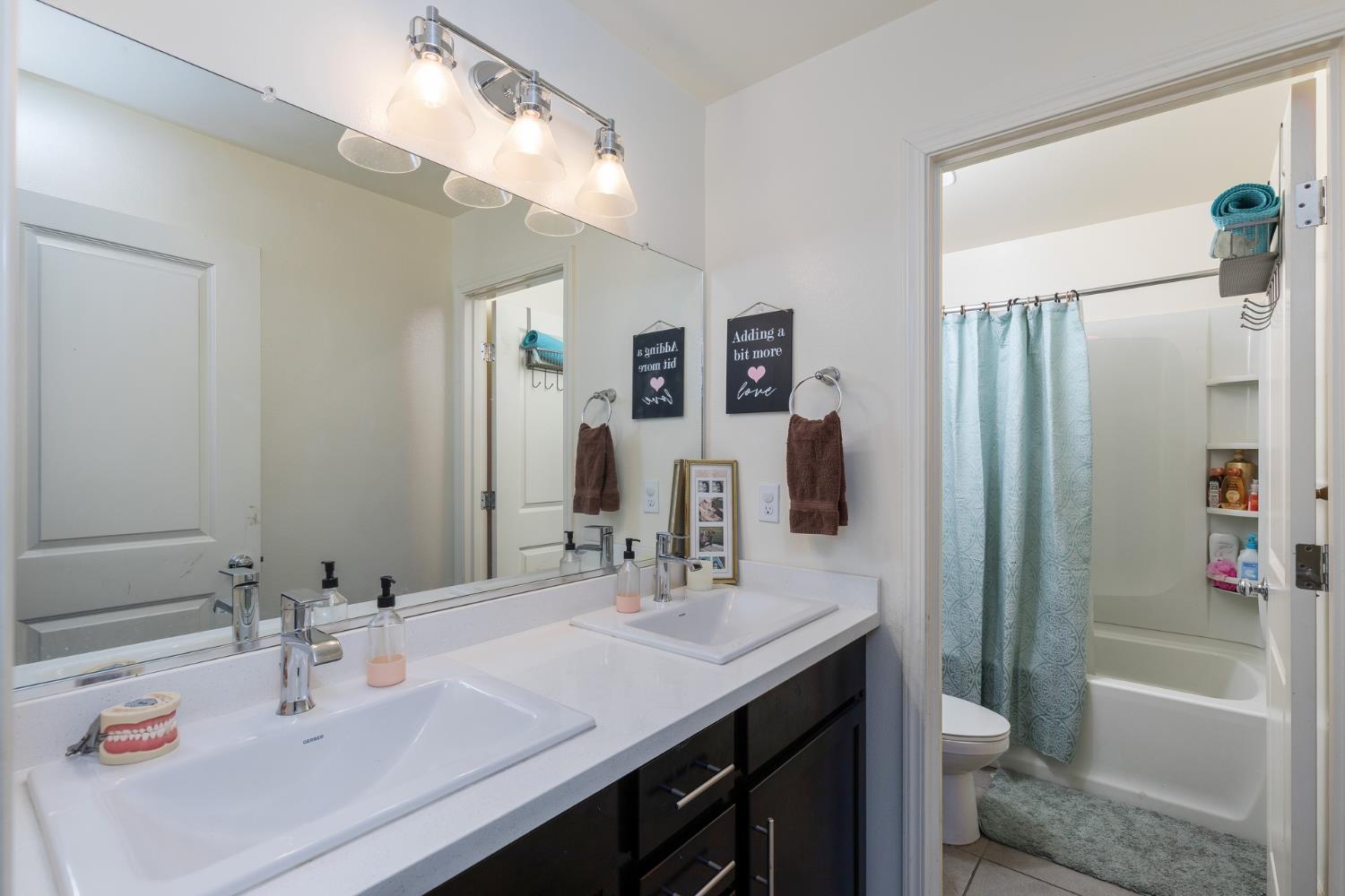 332 E Porter Ave, Visalia, CA 93291