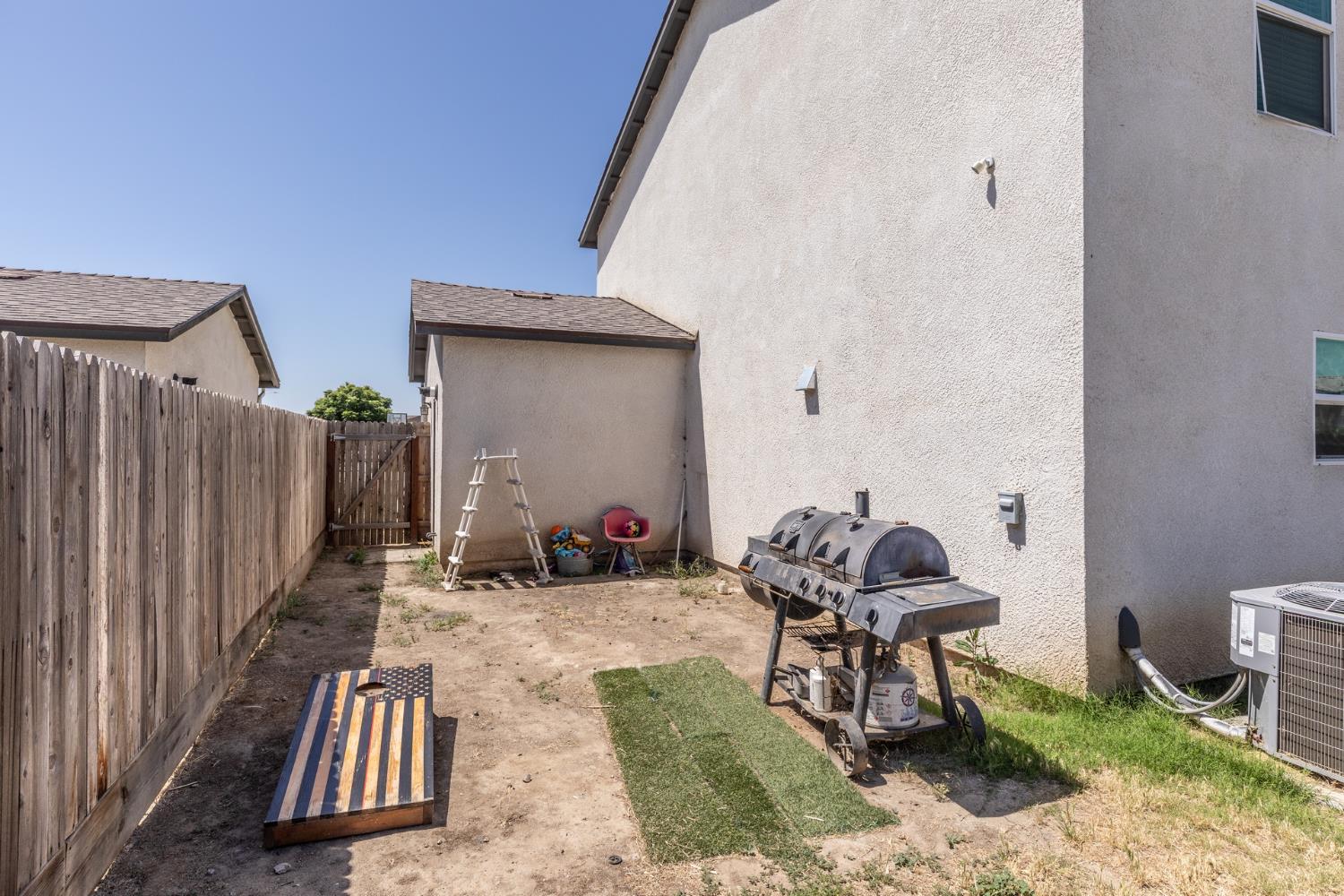 332 E Porter Ave, Visalia, CA 93291
