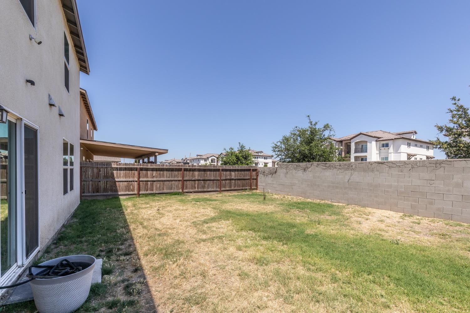 332 E Porter Ave, Visalia, CA 93291