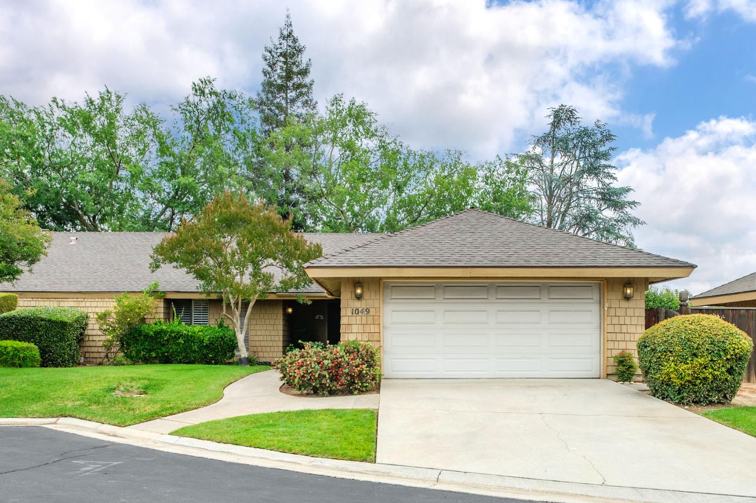 1049 W Sierra Ave, Fresno, CA 93711