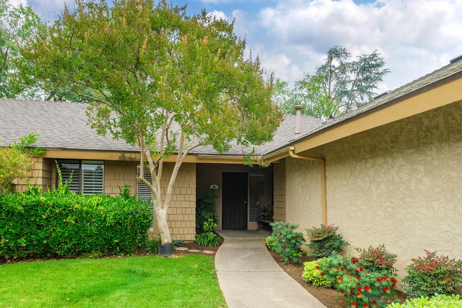 1049 W Sierra Ave, Fresno, CA 93711