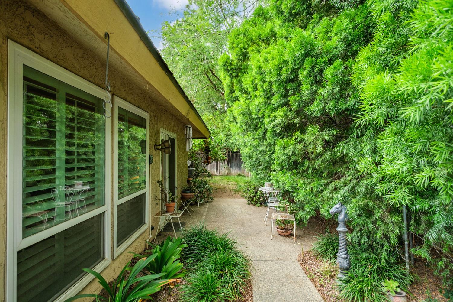 1049 W Sierra Ave, Fresno, CA 93711