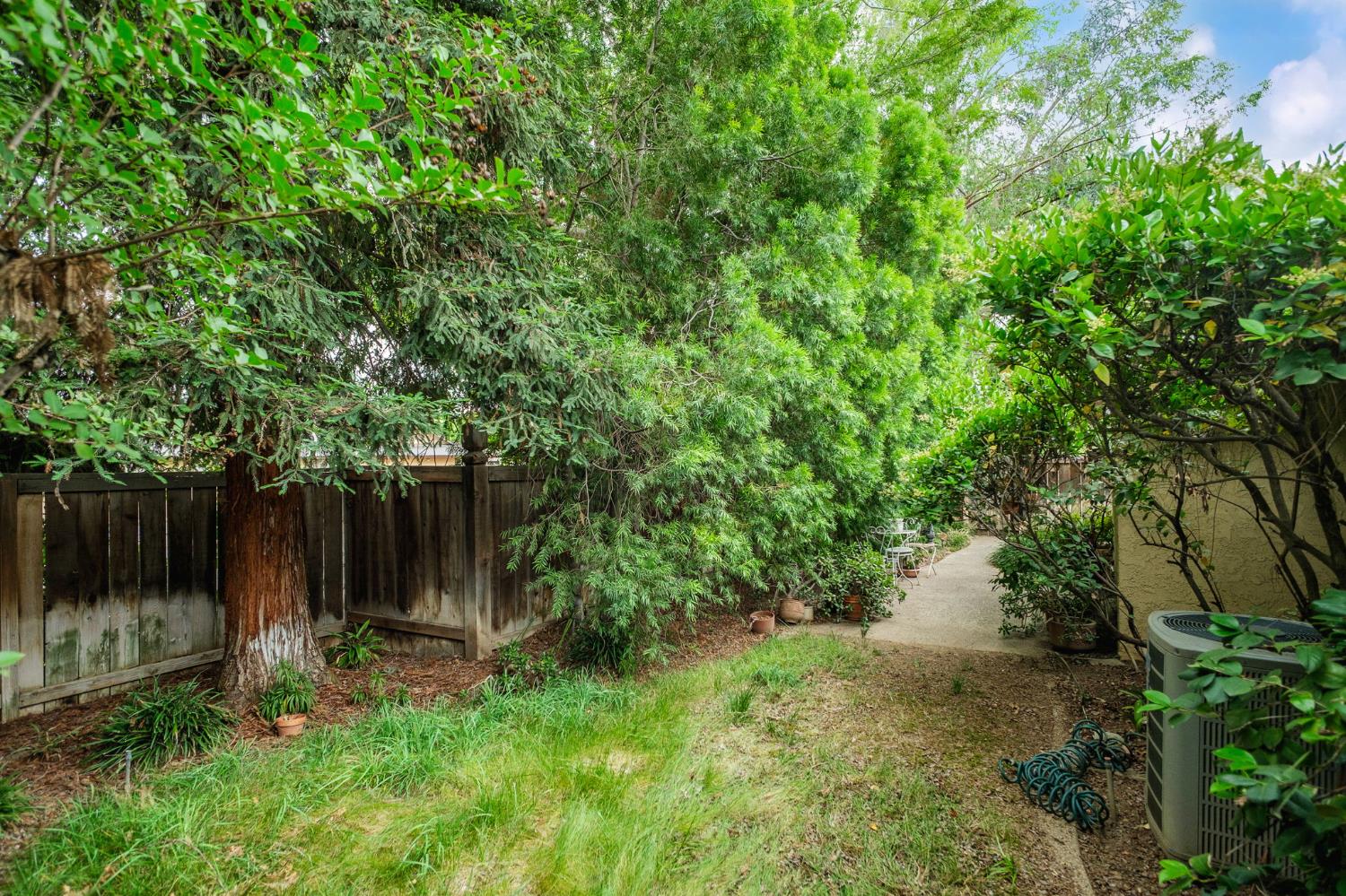 1049 W Sierra Ave, Fresno, CA 93711