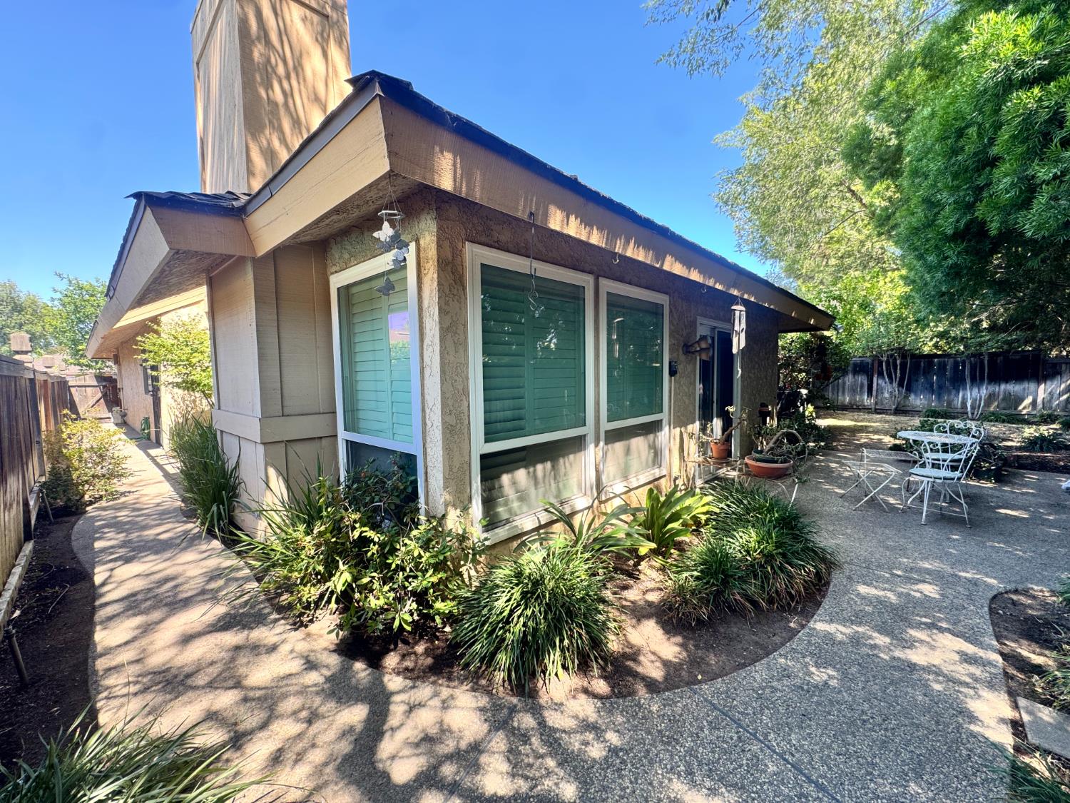 1049 W Sierra Ave, Fresno, CA 93711