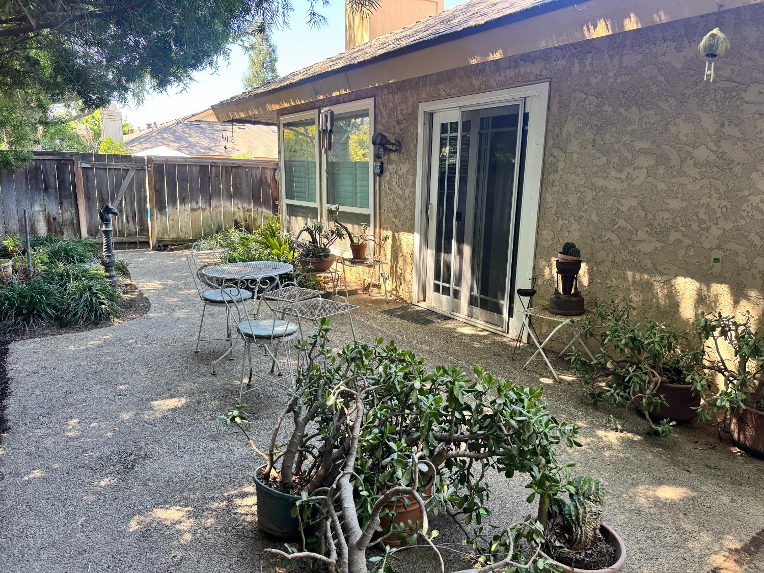 1049 W Sierra Ave, Fresno, CA 93711