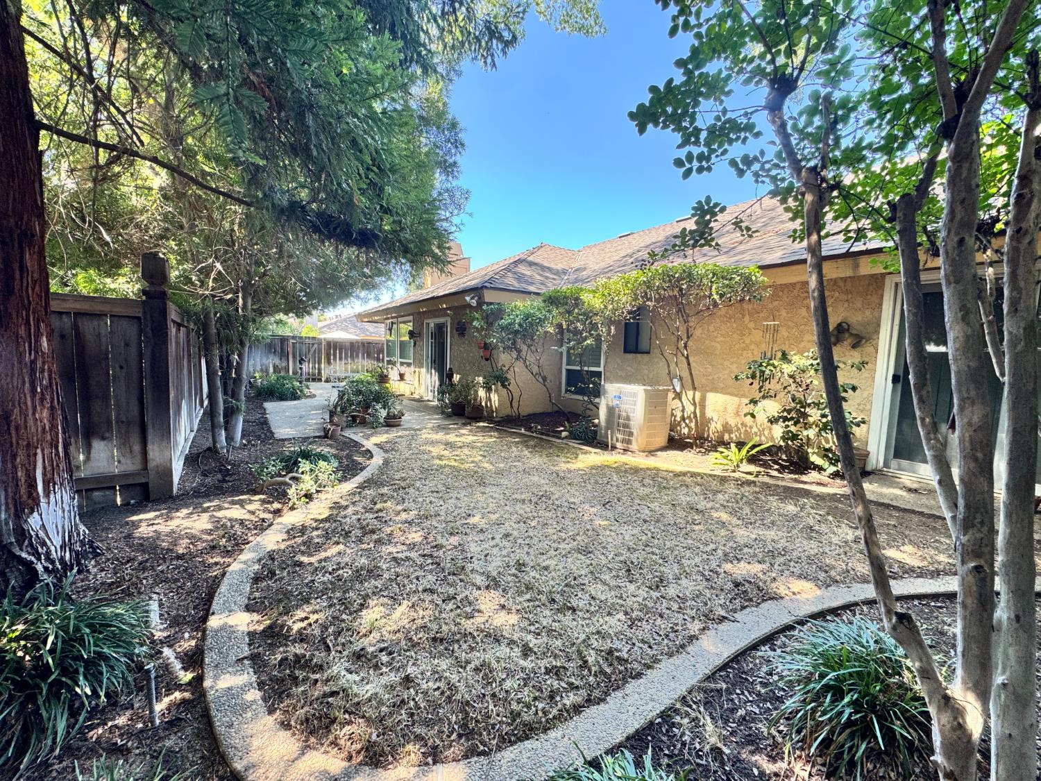 1049 W Sierra Ave, Fresno, CA 93711