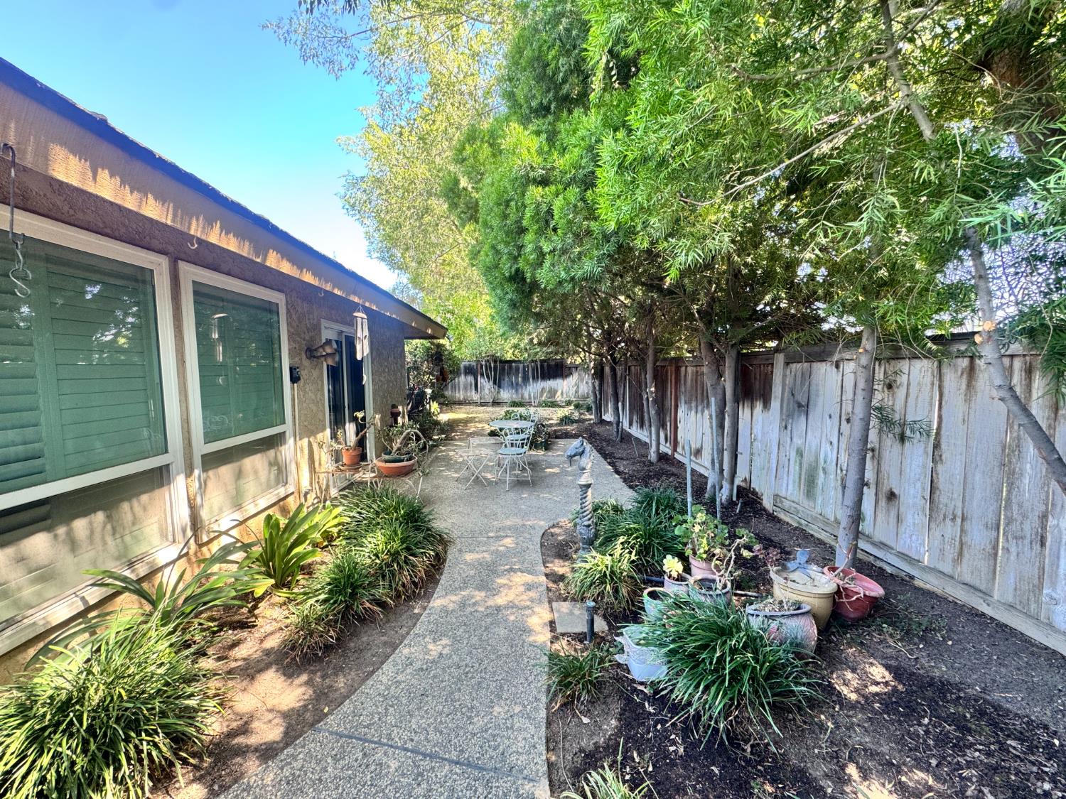 1049 W Sierra Ave, Fresno, CA 93711