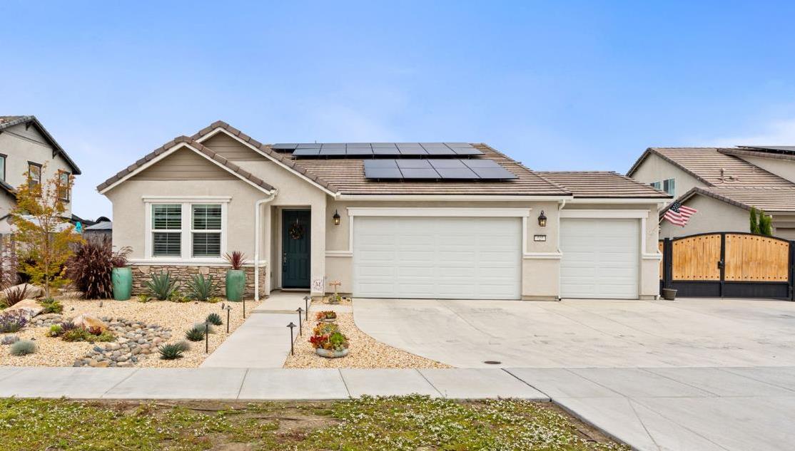727 Howard St, Kingsburg, CA 93631
