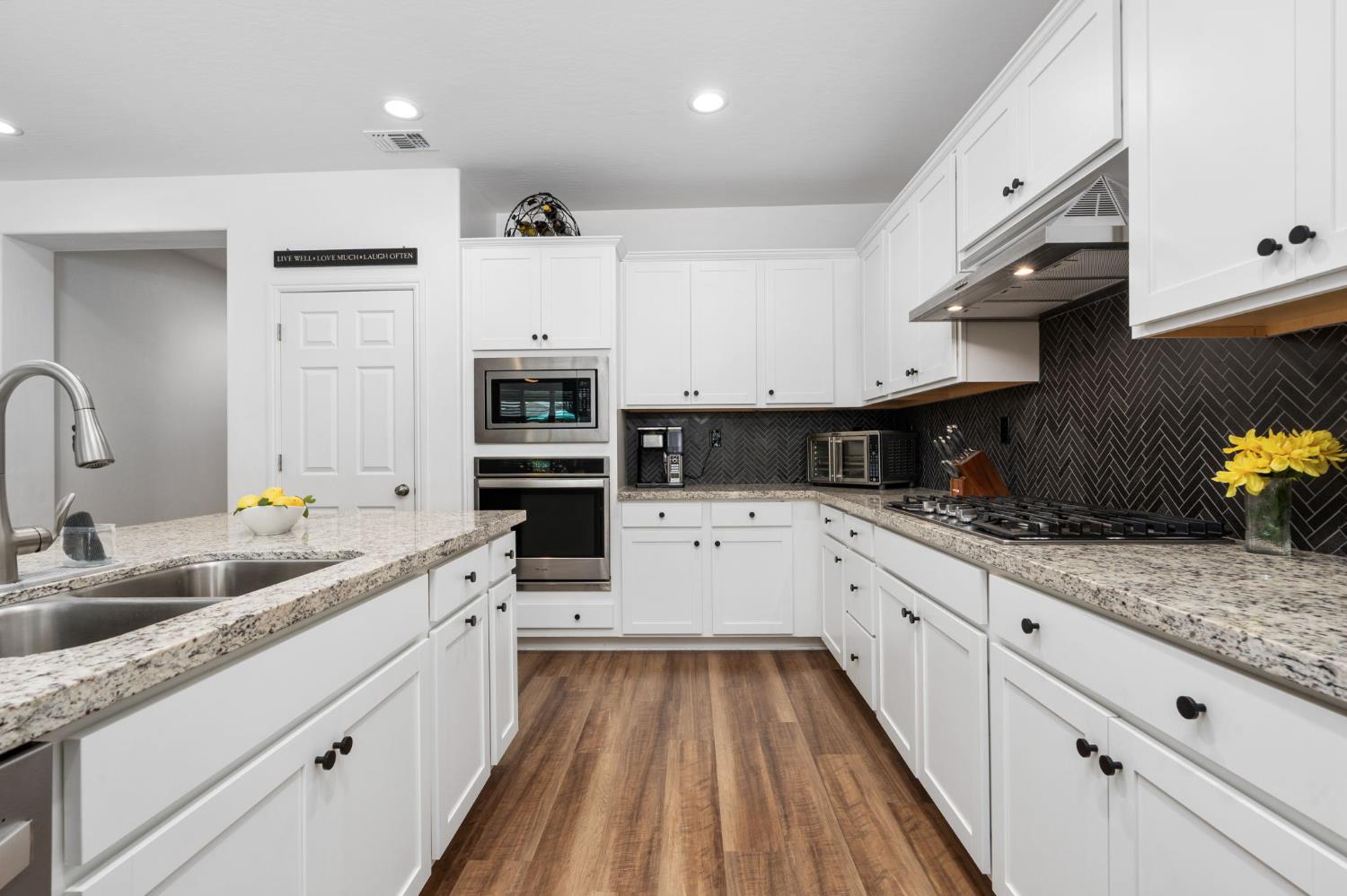 727 Howard St, Kingsburg, CA 93631
