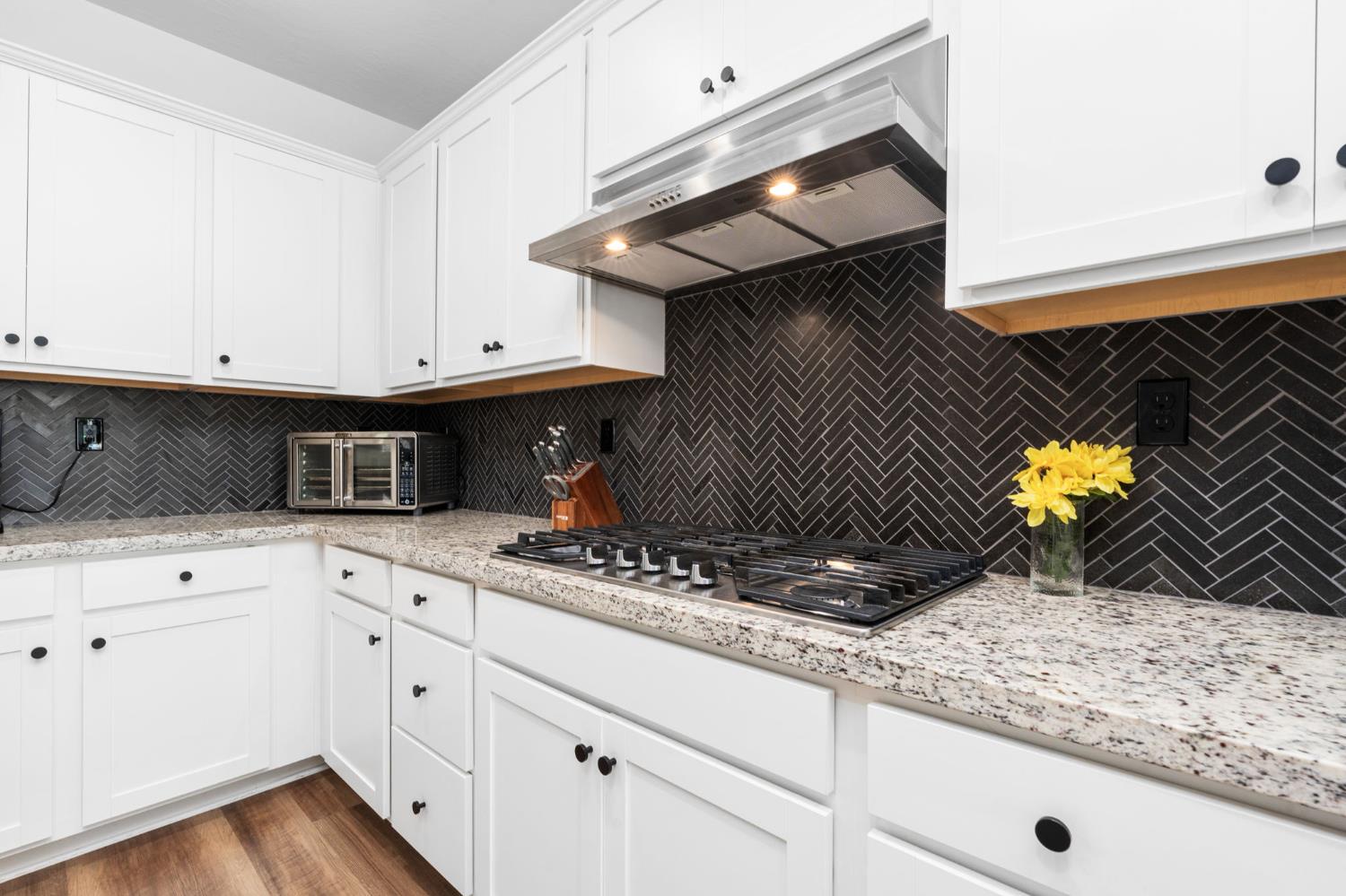 727 Howard St, Kingsburg, CA 93631
