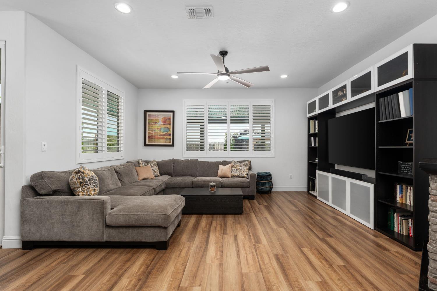 727 Howard St, Kingsburg, CA 93631