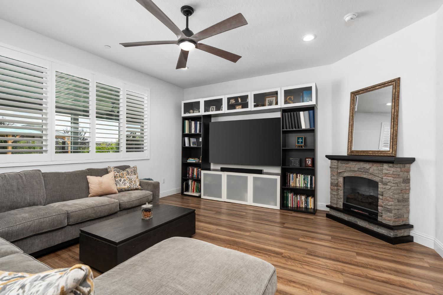 727 Howard St, Kingsburg, CA 93631