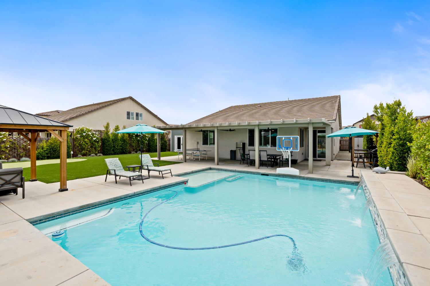 727 Howard St, Kingsburg, CA 93631