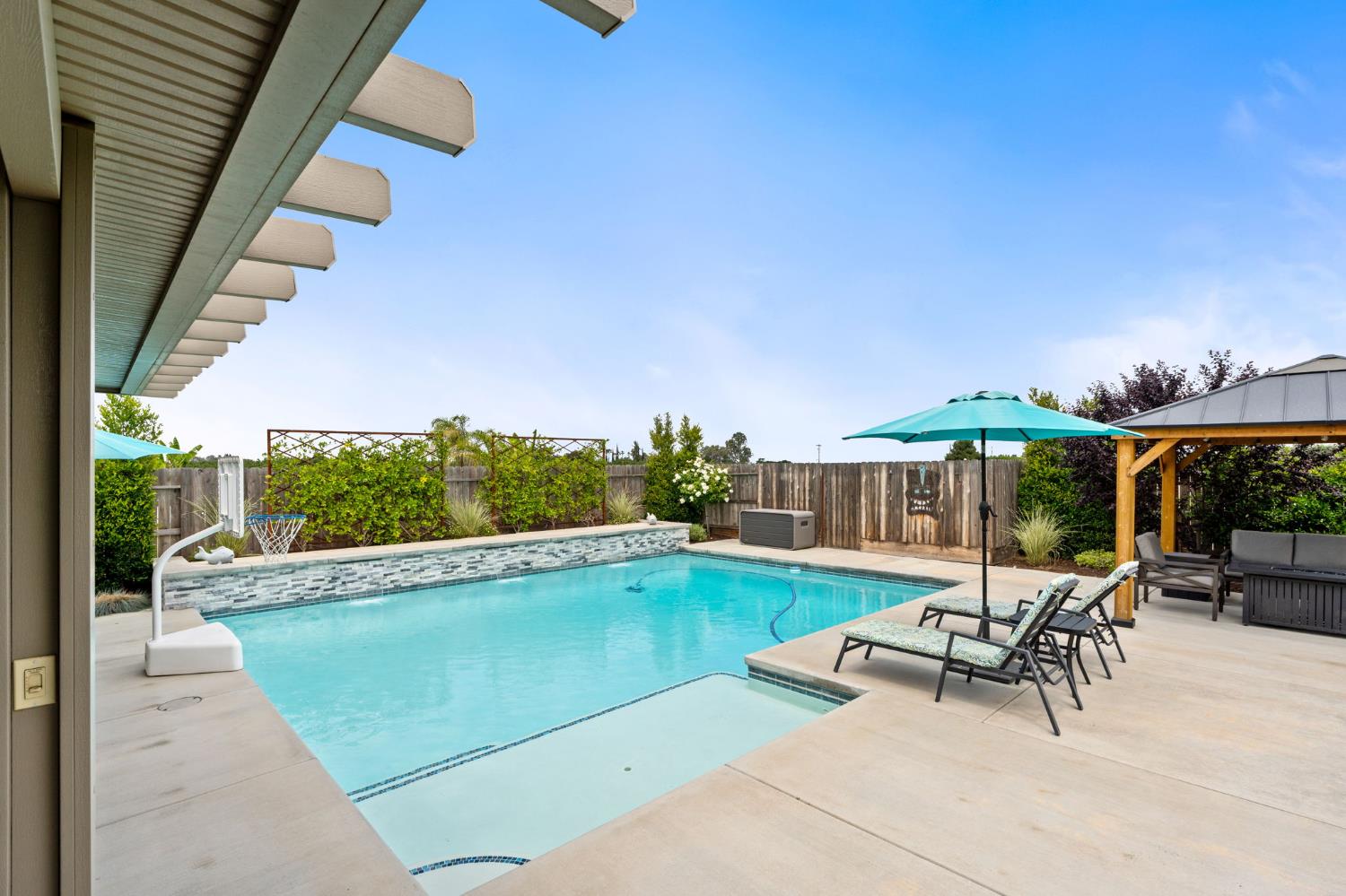 727 Howard St, Kingsburg, CA 93631