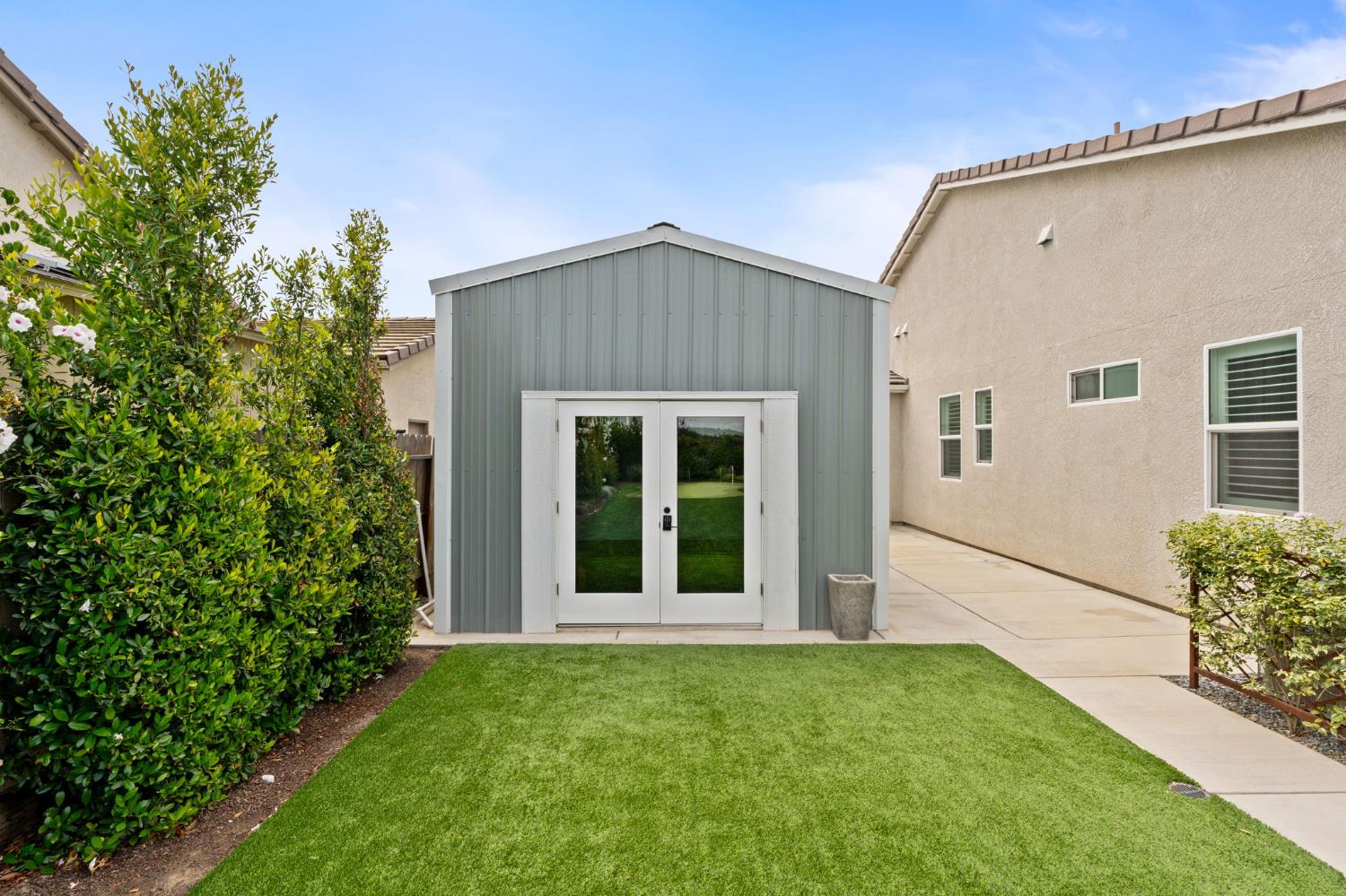 727 Howard St, Kingsburg, CA 93631
