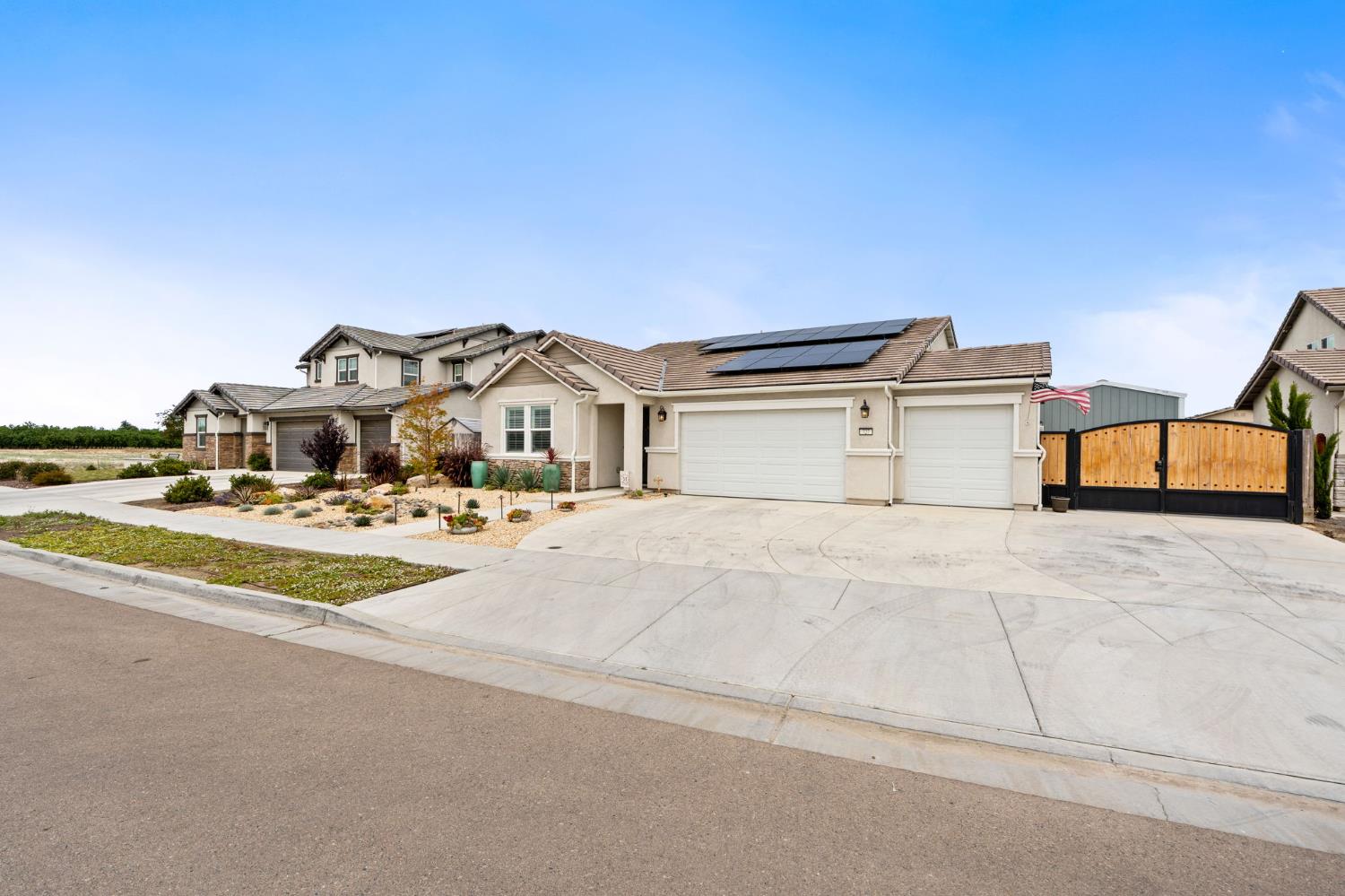 727 Howard St, Kingsburg, CA 93631