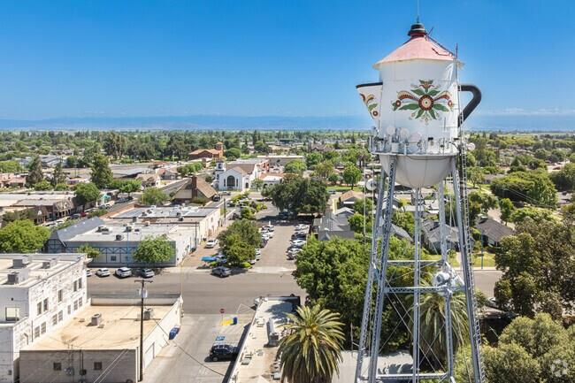 727 Howard St, Kingsburg, CA 93631