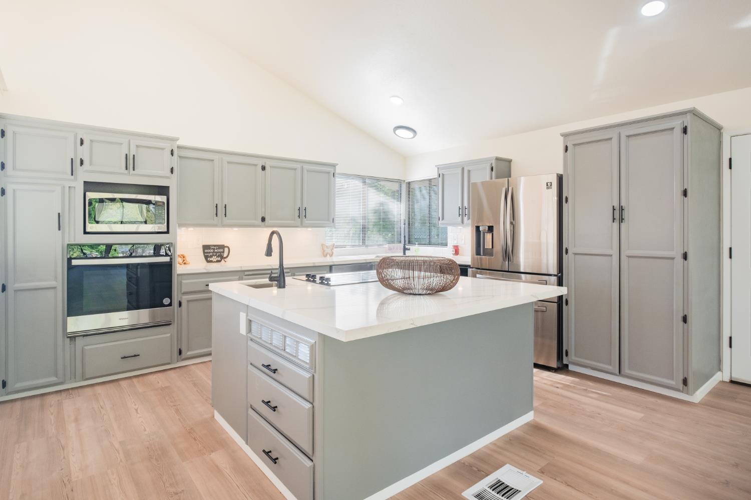 5451 Amber Ave, Clovis, CA 93619