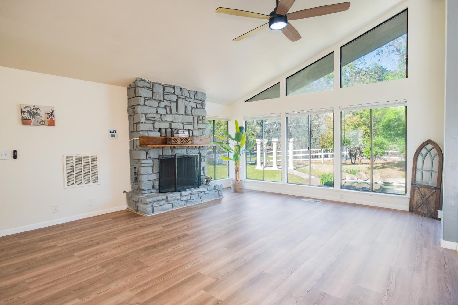 5451 Amber Ave, Clovis, CA 93619