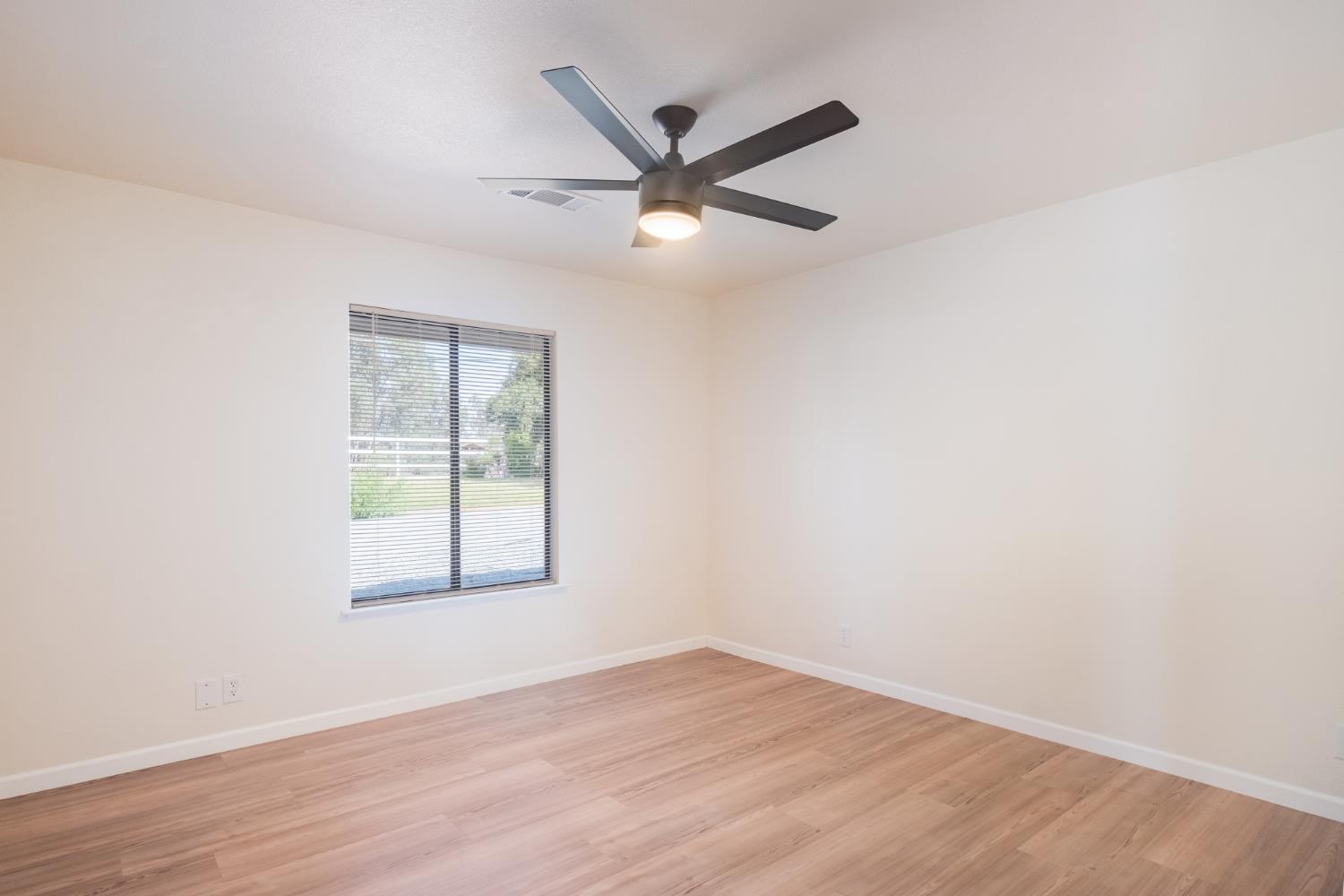 5451 Amber Ave, Clovis, CA 93619