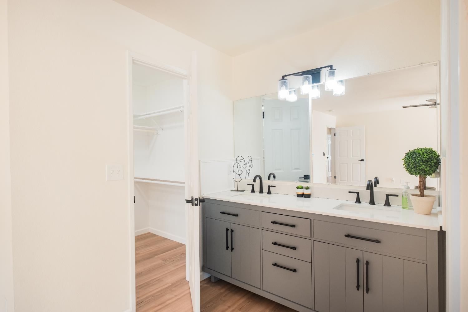 5451 Amber Ave, Clovis, CA 93619