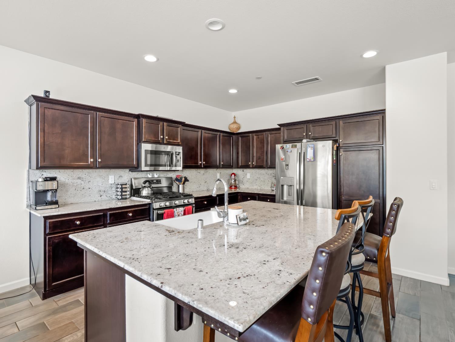 2459 Lombard Ln, Clovis, CA 93619