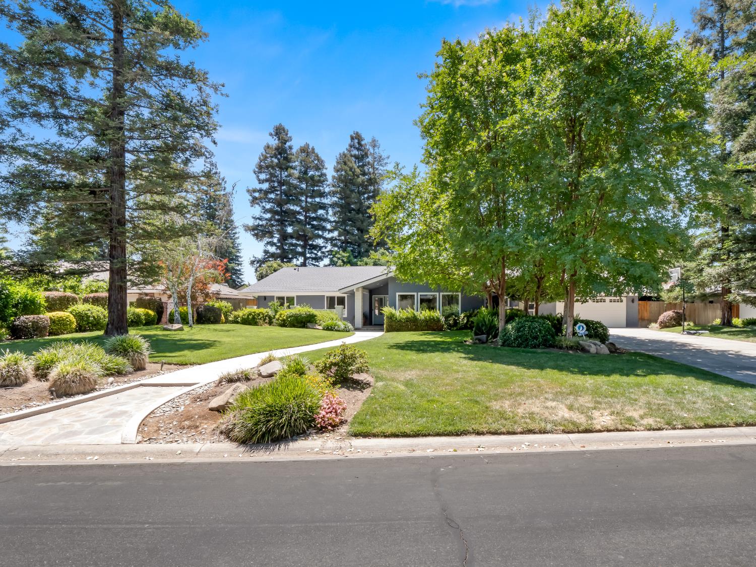 3213 W La Costa Ave, Fresno, CA 93711