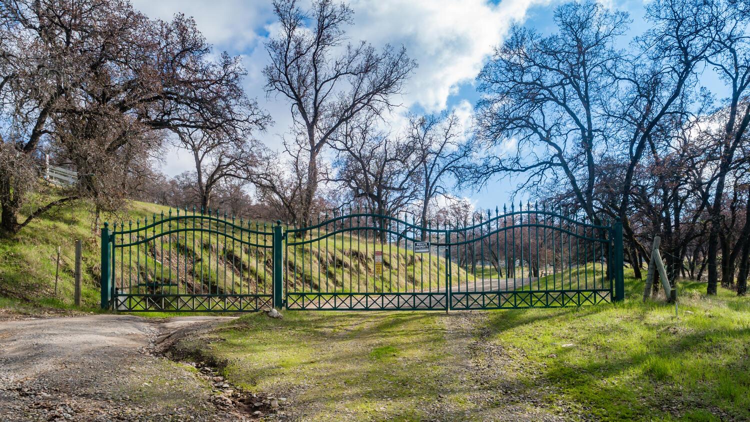 1 Watts Valley Rd, Sanger, CA 93657