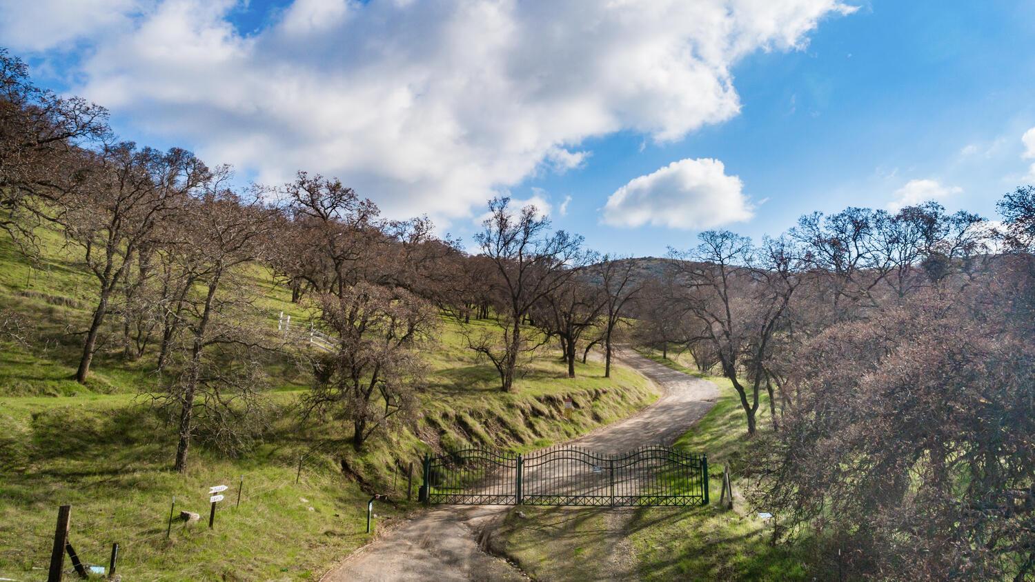 1 Watts Valley Rd, Sanger, CA 93657