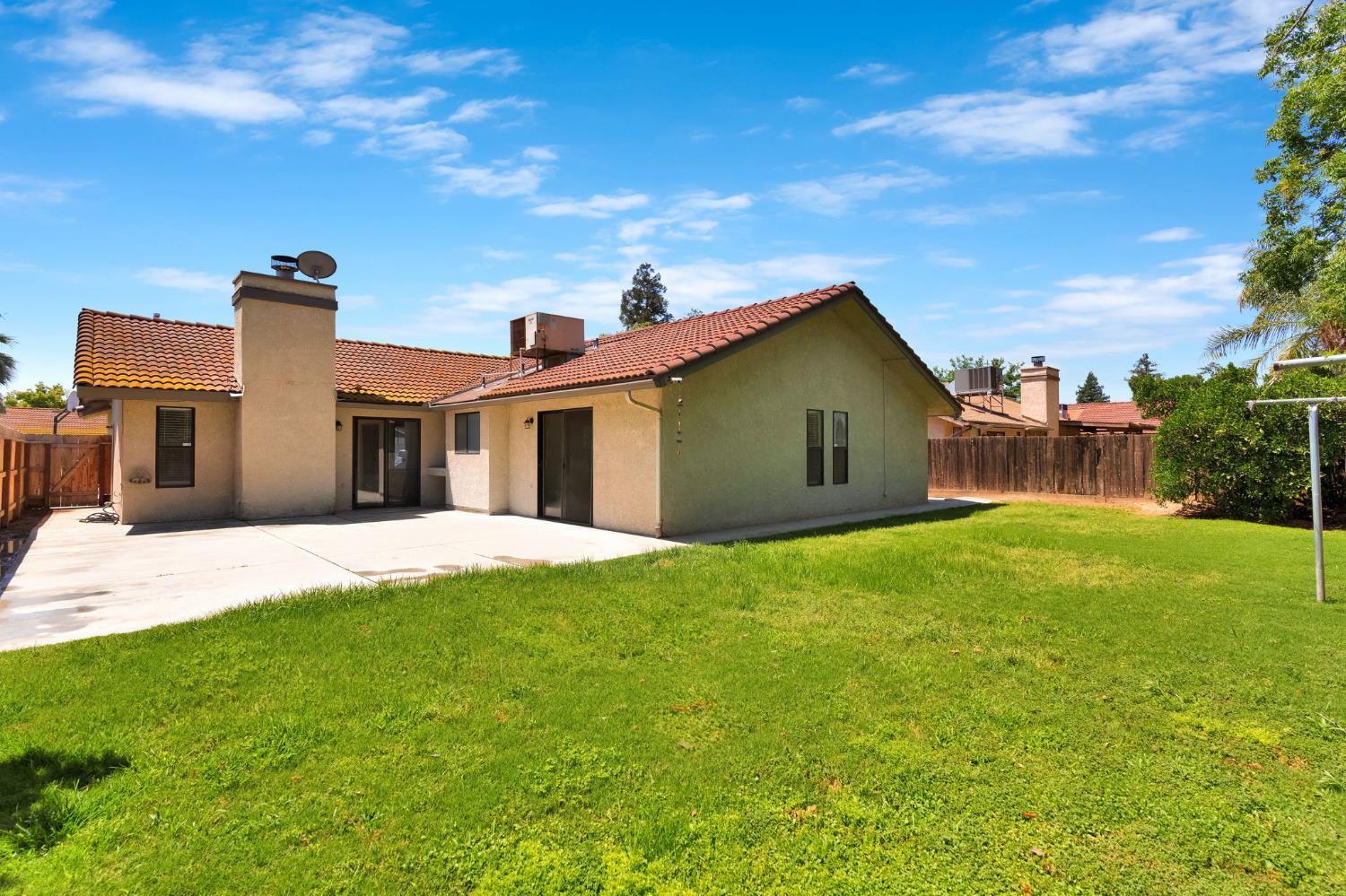 5110 W Kadota Ave, Fresno, CA 93722