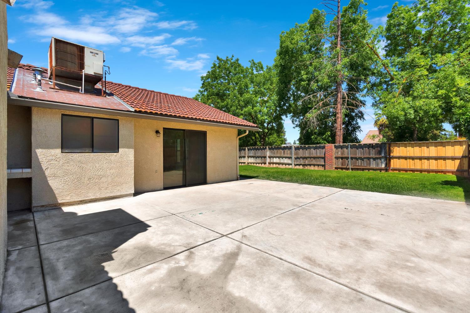 5110 W Kadota Ave, Fresno, CA 93722