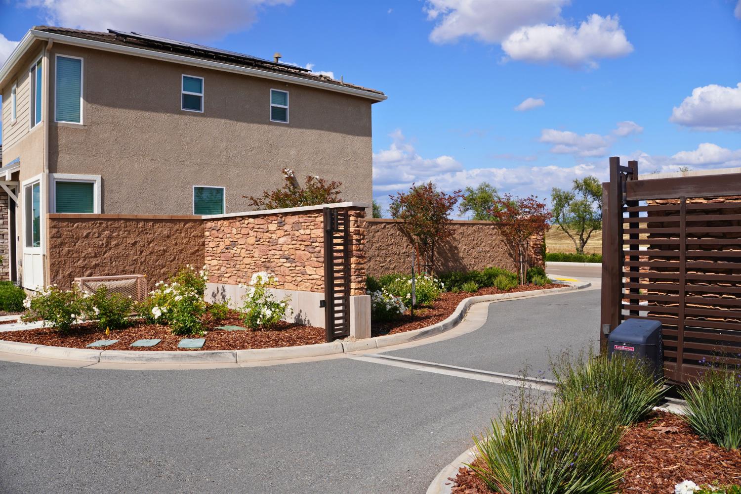 1120 Vanguard Way W, Madera, CA 93636