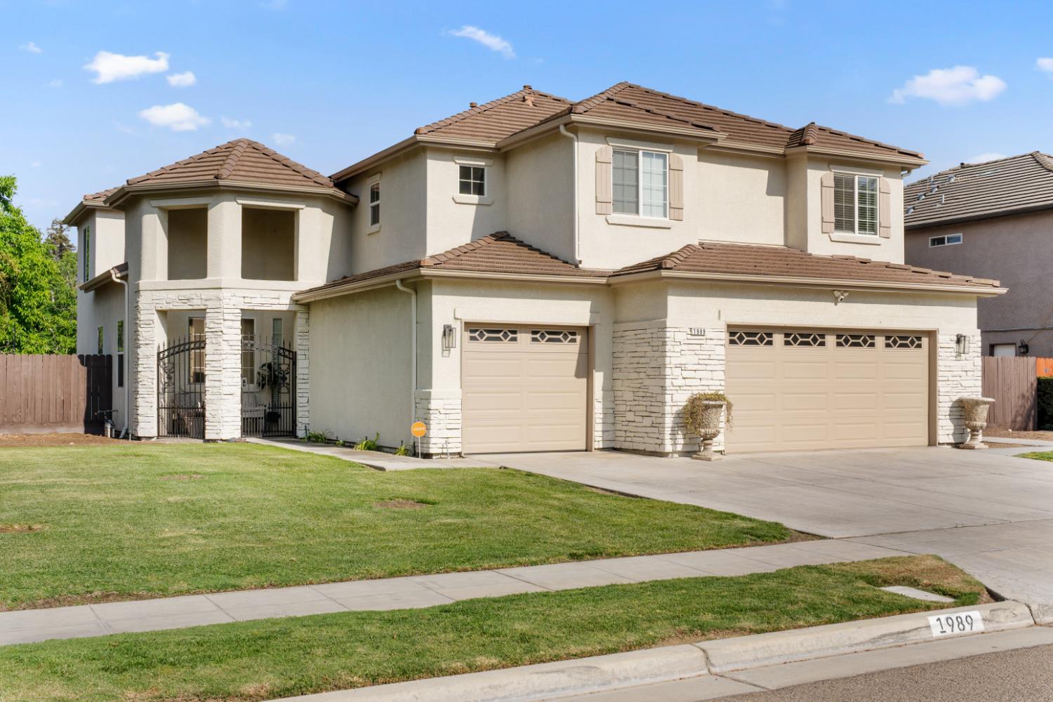 1989 S Orangewood Dr, Fresno, CA 93727