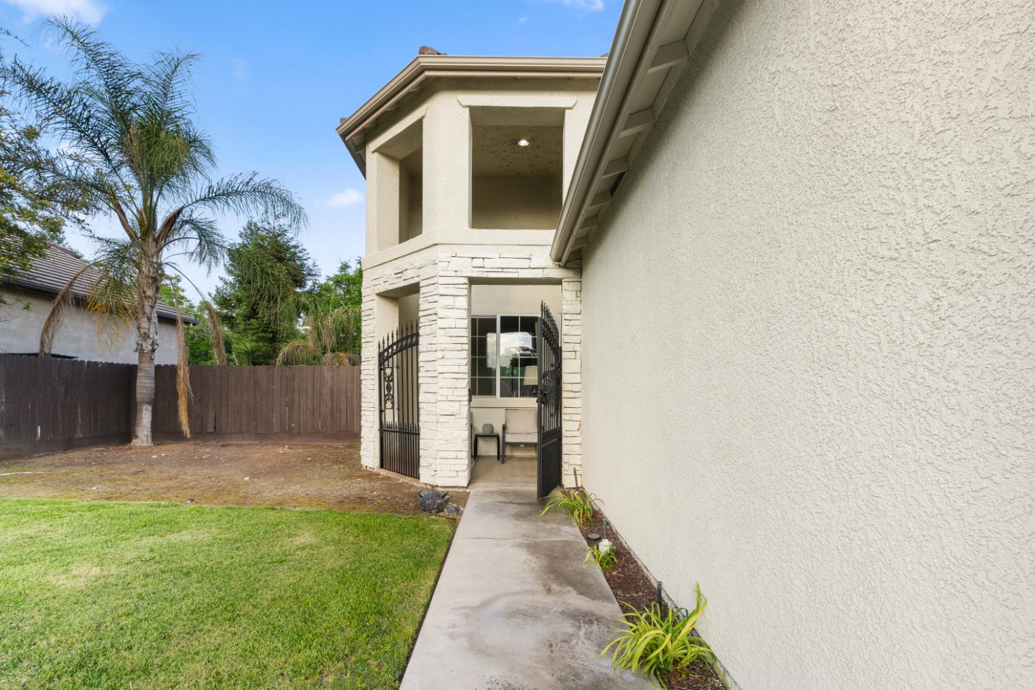 1989 S Orangewood Dr, Fresno, CA 93727