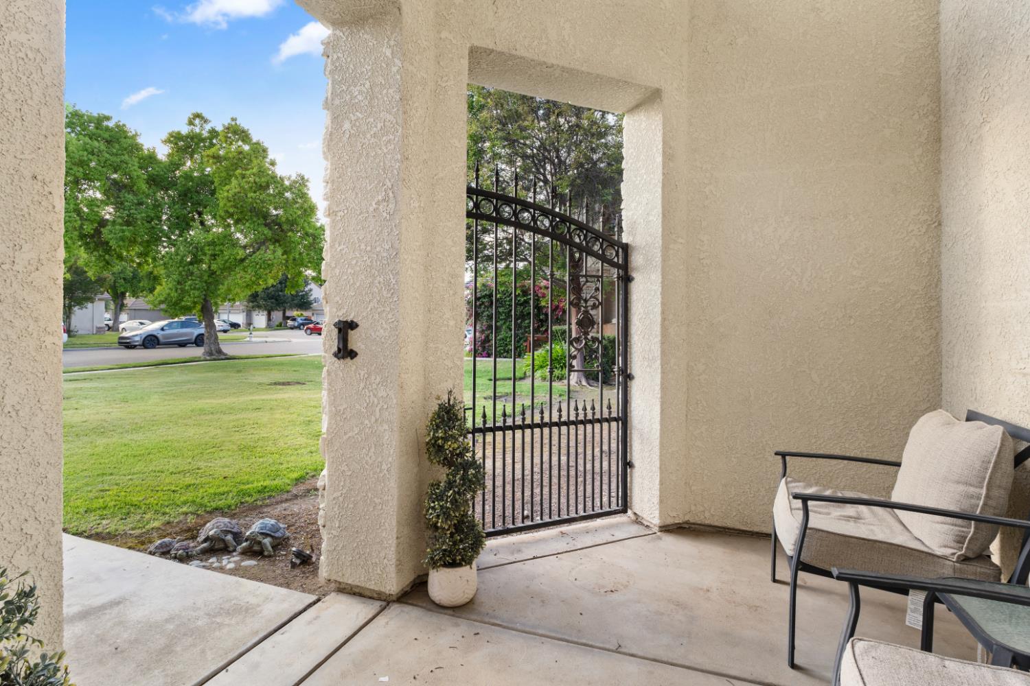 1989 S Orangewood Dr, Fresno, CA 93727