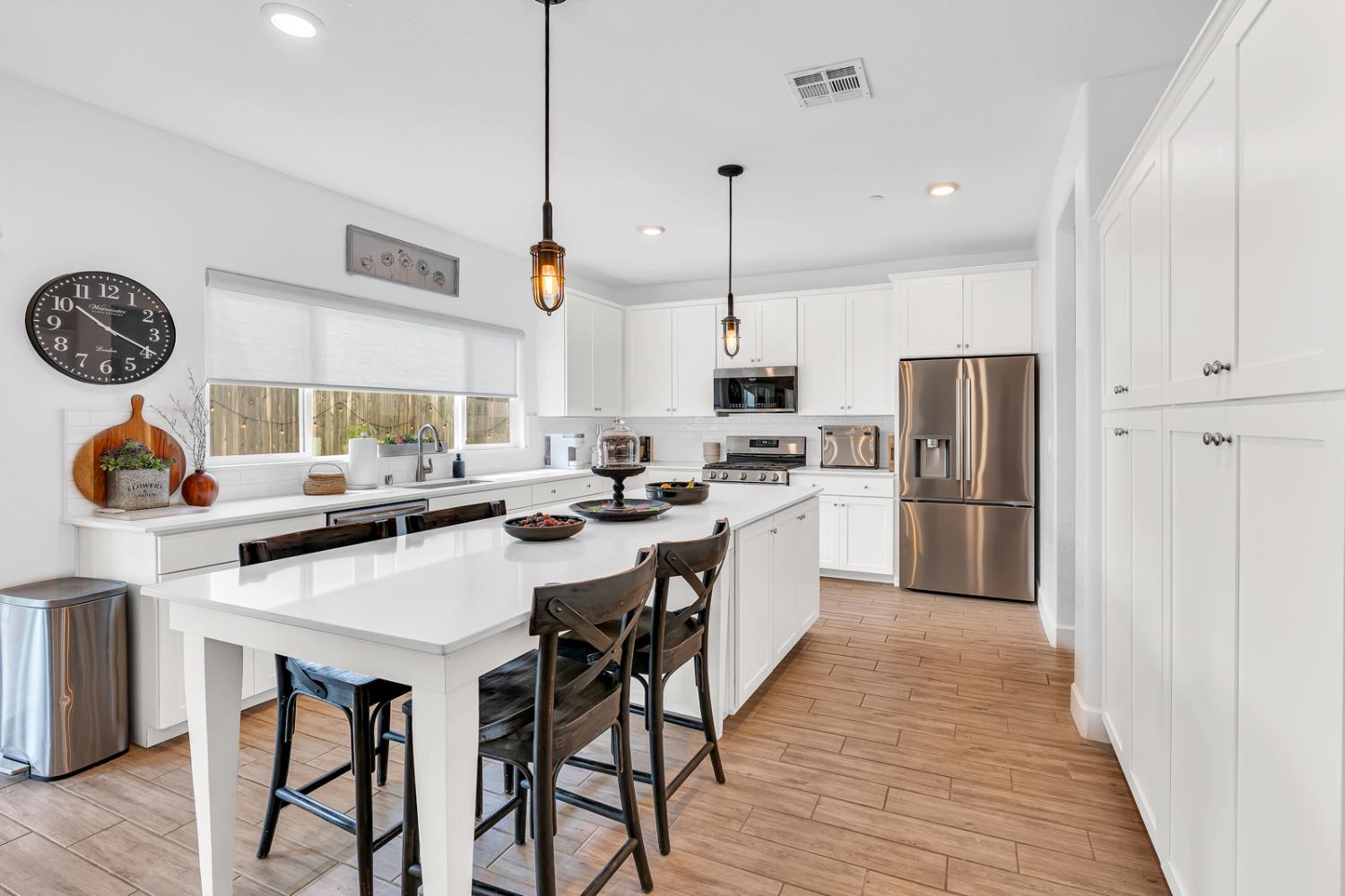 860 Blue Oak Ln W, Madera, CA 93636