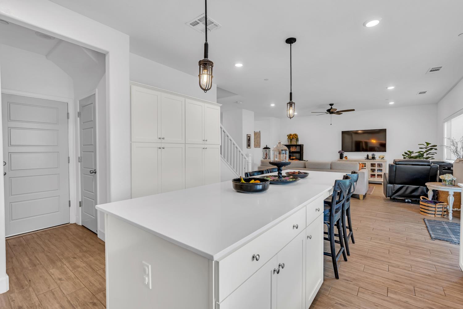 860 Blue Oak Ln W, Madera, CA 93636