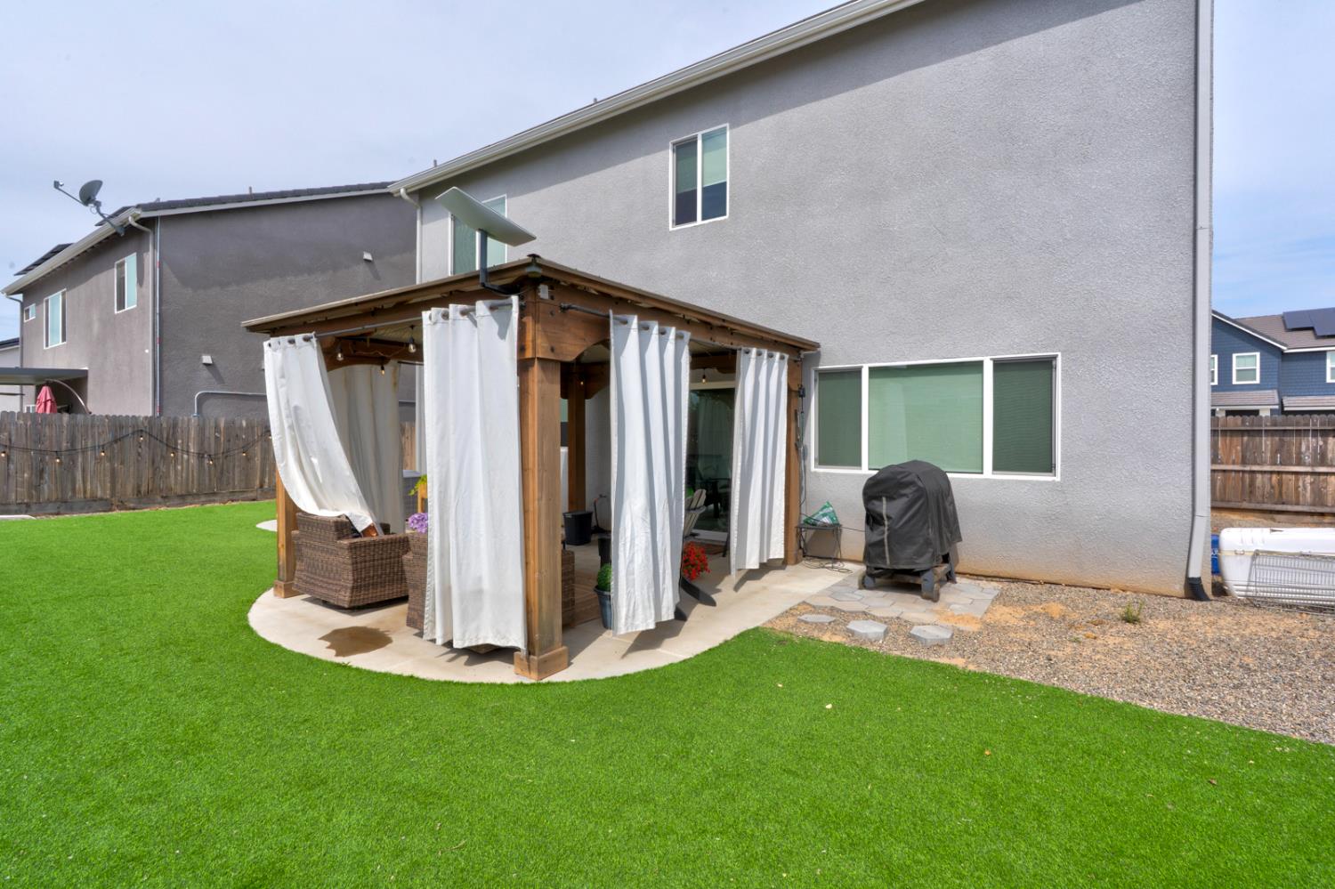 860 Blue Oak Ln W, Madera, CA 93636
